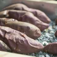 秋から春にかけては、地元大分のブランド焼き芋「甘太くん」を販売中です。高い糖度としっとりとした食感で人気沸騰中。冷めても美味しく、デザート感覚で食べられる絶品の焼き芋です。