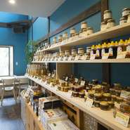 ジェラートやクレープはハチミツ入り。各フレーバーとハチミツの風味が絶妙にマッチして一度食べると癖になる美味しさ！　『はちみつ屋さんの生キャラメル』『ゆふいんジンジャー』『ハニーミルクジャム』も大人気。