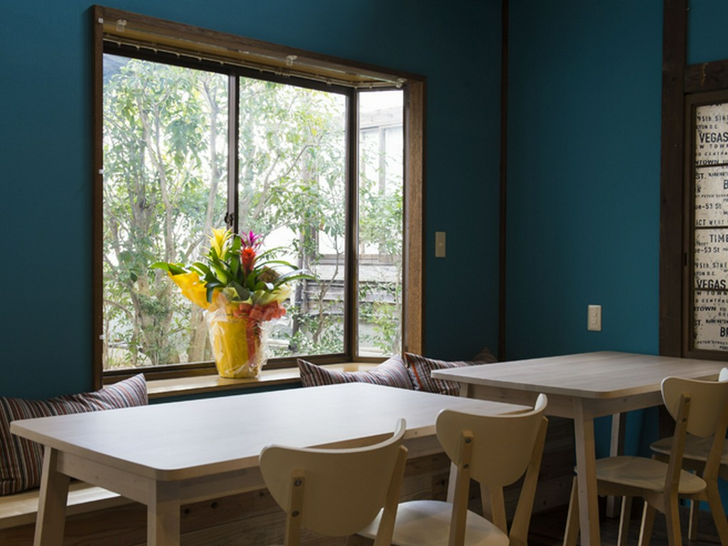 光がたっぷり入って明るい　1階　テーブル席