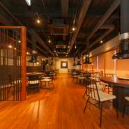 焼肉店のイメージとは一線を画す、おしゃれな店内。テラス席の用意もあり。上質な空間は料理の味をさらに引き立たせてくれることでしょう。