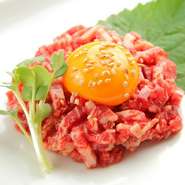 卵黄と特製たれであえた特製ユッケ風レアステーキ