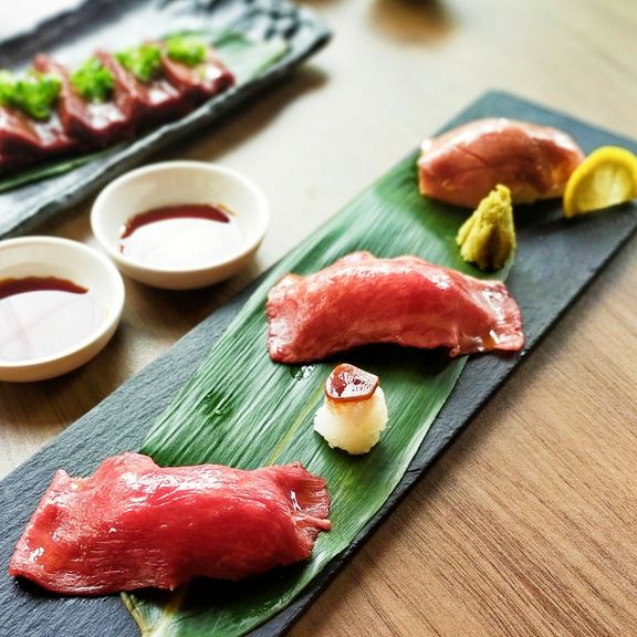 炙り肉寿司三貫