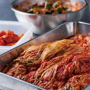 1枚1枚漬け込んだこだわりのキムチ
このキムチお目当てのお客様が増えています。