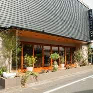 気軽に足を運んでいただける、ラフな雰囲気づくりを心がけております。最大50人さまの宴会にも対応可能なので、宴会シーズンにもぜひご利用ください。