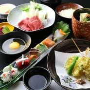 小鉢、お刺身5点盛り、季節の豚巻串天ぷら、国産和牛のすき焼き、白ご飯、汁物、香物、デザート