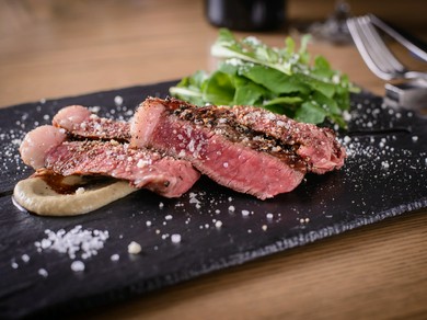 『白老牛ランプ肉の黒こしょうグリルルッコラサラダ添え』