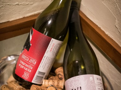 カウンター席でワインボトルを眺めながら、お好みの1本を選べる