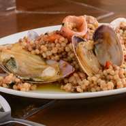 イタリア・サルディニア島の伝統的なパスタ「フレーゴラ」を使用。イタリアでは定番の魚介を使った一皿です。