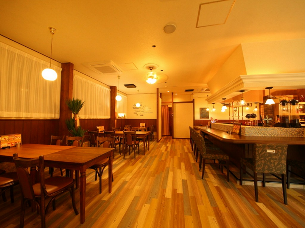 心落ち着くナチュラルモダンな空間で、くつろぎのひとときを