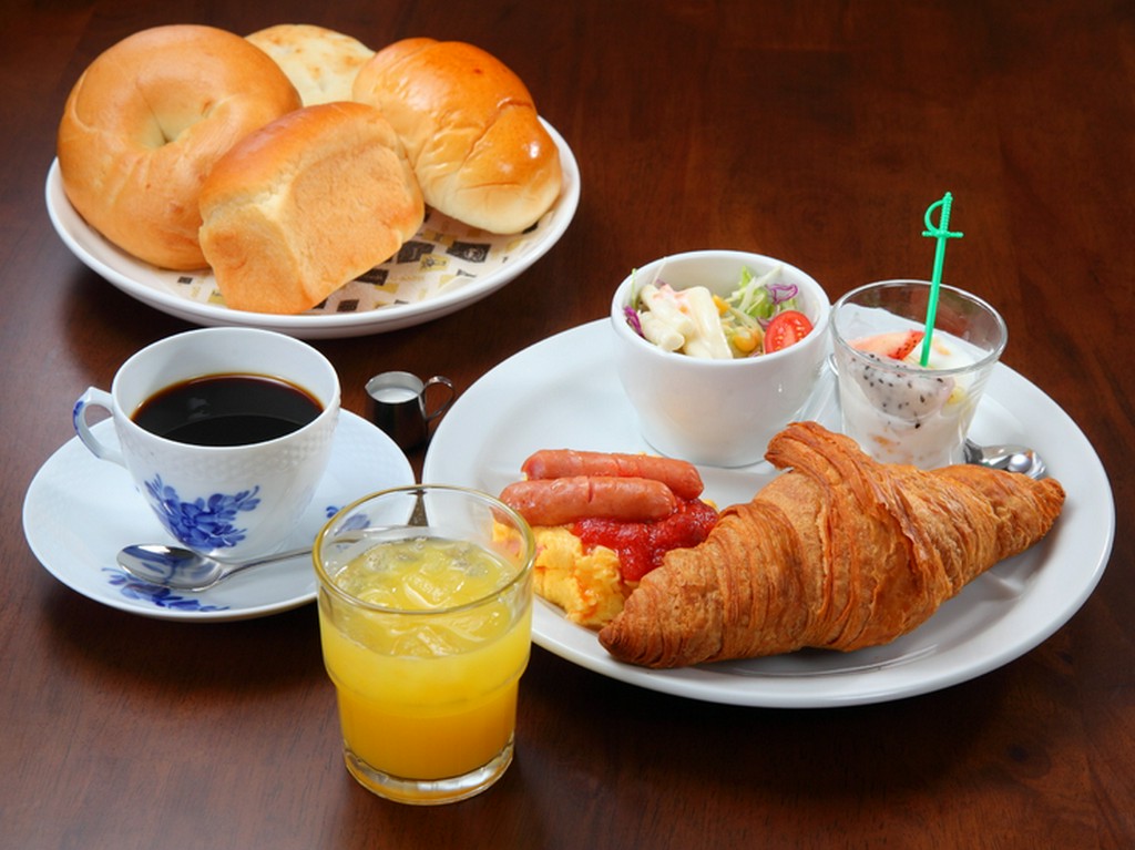 Cモーニング　ベーコンエッグとソーセージとサラダ、フルーツヨーグルトとお好みのパンとオレンジジュース