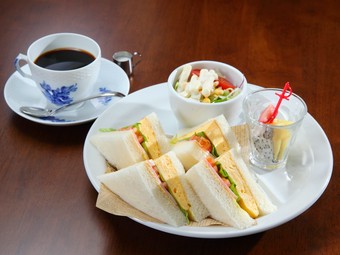 懐かしい味わいにファンの多い『ミックスサンド（ロースハムと厚焼きタマゴ）』