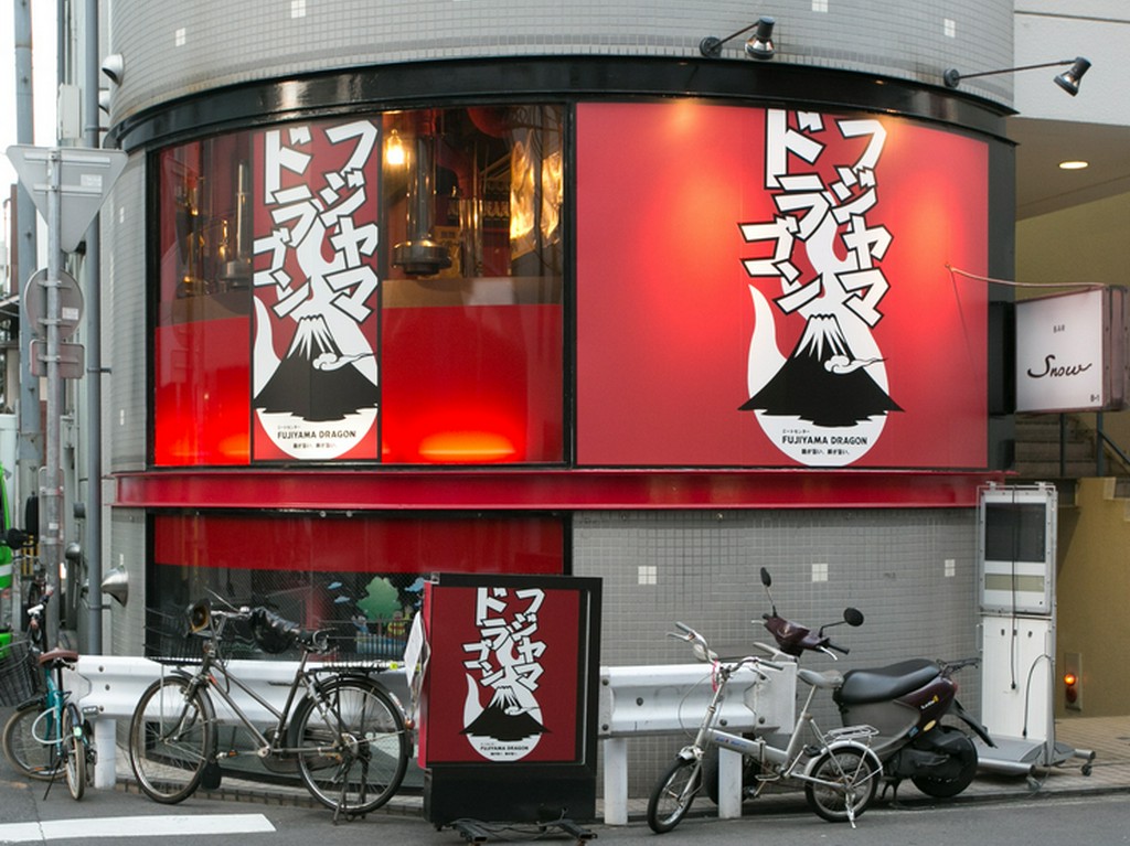 赤い外観が目印。お1人様でも入りやすいカウンターのあるお店