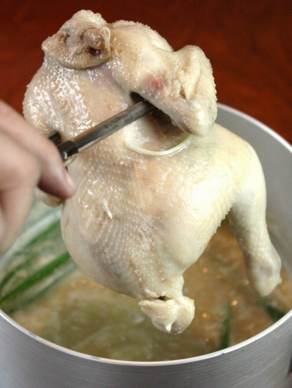 鶏それぞれの部位の旨味を感じられる『鶏丸鍋クラッシュ』