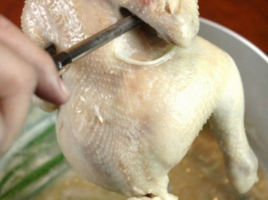 鶏それぞれの部位の旨味を感じられる『鶏丸鍋クラッシュ』