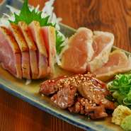 薩摩知覧鶏のタタキを3種類盛り合わせで食べ比べできる魅惑の一皿。皮はパリッと、肉は柔らかく食べやすいのが魅力です。長期飼育ならではの旨みと歯応えがたまりません。