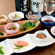 お酒によく合う「肴」が種類豊富に揃っているのが魅力。明太子や甘露煮、塩辛などの珍味類や、八女でとれる山菜などの季節ごとに変わる味わいを、厳選された日本酒と共にゆっくり楽しめます。
