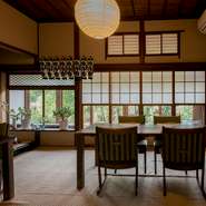 脚に負担をかけないよう、すべて椅子とテーブルの席となっています。窓外に見える
庭の桜や椿、あじさいなど、季節の移ろいを感じられる美しい景色が見られ、花見をしながら食事もできます。
