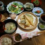 食前ドリンク、彩りサラダ、博多明太子、本日の一品、茶そば、天ぷら盛合せ、炊き込みご飯、香の物、汁物、デザート、コーヒー
