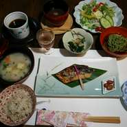 食前ドリンク、彩りサラダ、博多明太子、本日の一品、茶そば、本日の焼き魚、炊き込みご飯、香の物、汁物、デザート、コーヒー