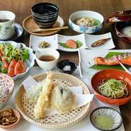 食前ドリンク、彩りサラダ、本日の八寸３種盛り、本日の一品、茶そば、本日の焼き魚、天ぷら盛合せ（小）、炊き込みご飯、香の物、汁物、デザート、コーヒー