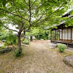 季節ごとの花を観賞できる広大な庭