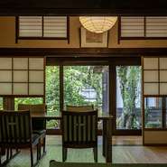 広間から見た庭の風景