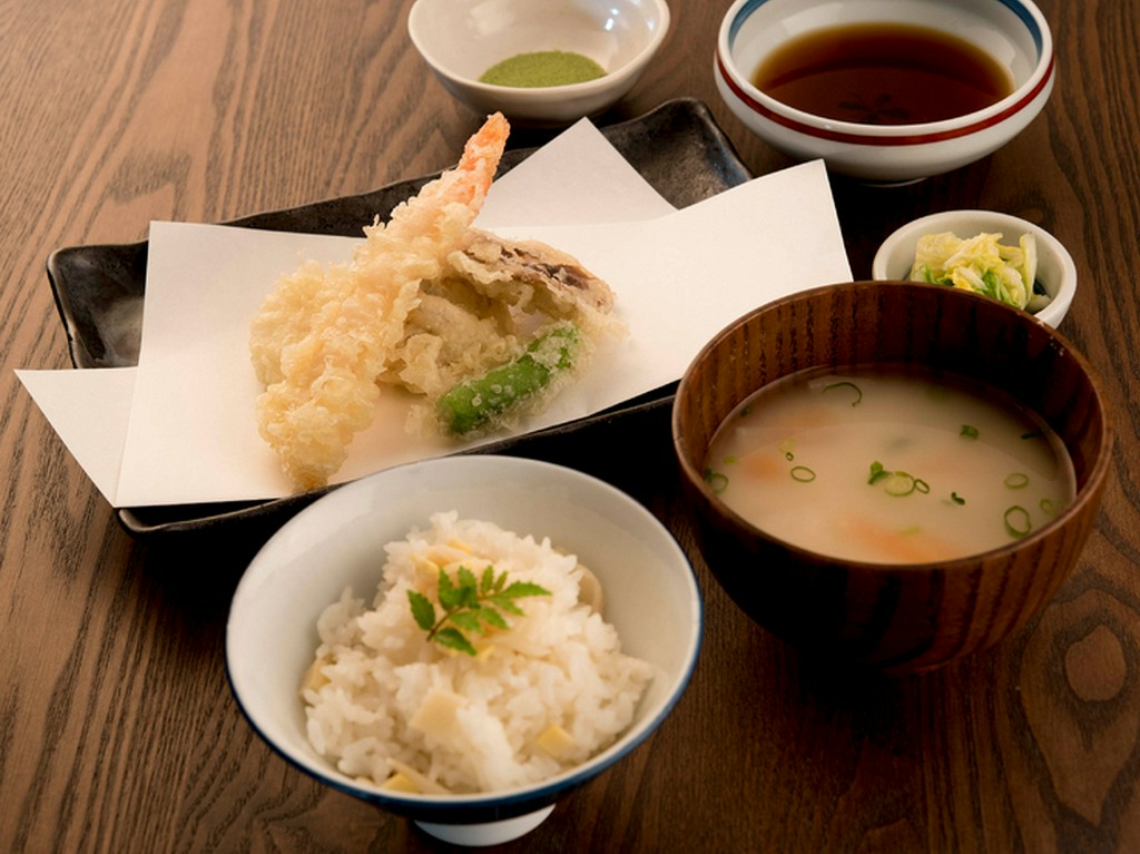 八女の豊富な食材をふんだんに。サクサク食感の『天ぷら』