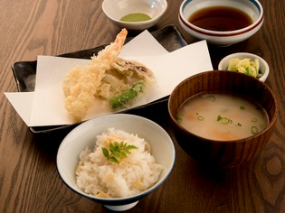 八女の豊富な食材をふんだんに。サクサク食感の『天ぷら』