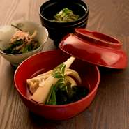 「ほうれん草」、「椎茸」、「タケノコ」など、素材の味を活かした調理でご提供。「タケノコ」をはじめ、時季ものの食材は、煮物や炊き込みご飯に積極的に使用しています。