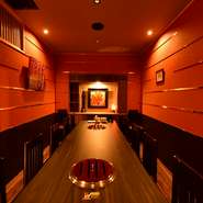 リーズナブルに高級焼肉が味わえるだけでなく、店内にジャズが流れ、白木を基調とした割烹風のインテリアが広がっているため、落ち着いた気持ちで過ごせます。接待などビジネスでのご利用にもおすすめです。