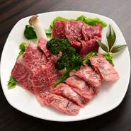 長野県の名産である黒毛和牛「信州プレミアム牛」は、県独自が決めた基準を満たした貴重な牛肉です。諏訪地方の地豚である「すわ味豚」は、豚カルビ、豚ロース、豚トロを用意。新鮮な地元の食材として味わえます。