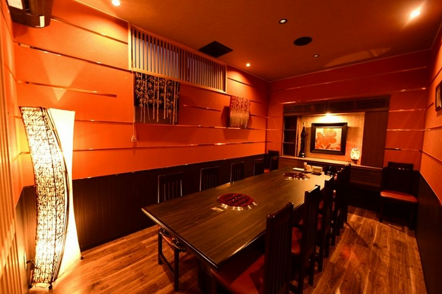 BGMにはジャズが流れゴージャスな特別室は会議も可能