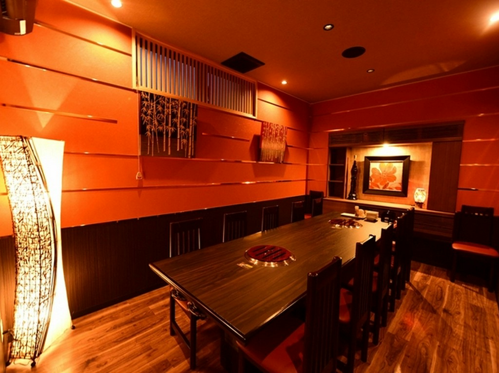 BGMにはジャズが流れゴージャスな特別室は会議も可能