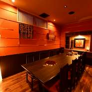 割烹風インテリアの店内に流れるBGMはジャズ。そんな大人の和空間に設置された、さらにゴージャスな個室が特別室です。10名様まで利用でき、食事の前に会議も開けるので、ビジネスでの利用もおすすめ。