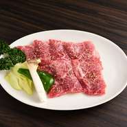 看板メニューであり、リーズナブルに上質な肉を味わえるお得なメニューです。カルビは、肋骨周囲の部位のことで、サシが均等に美しく入り、脂本来の甘さとしっかりとした肉の旨味を楽しめます。