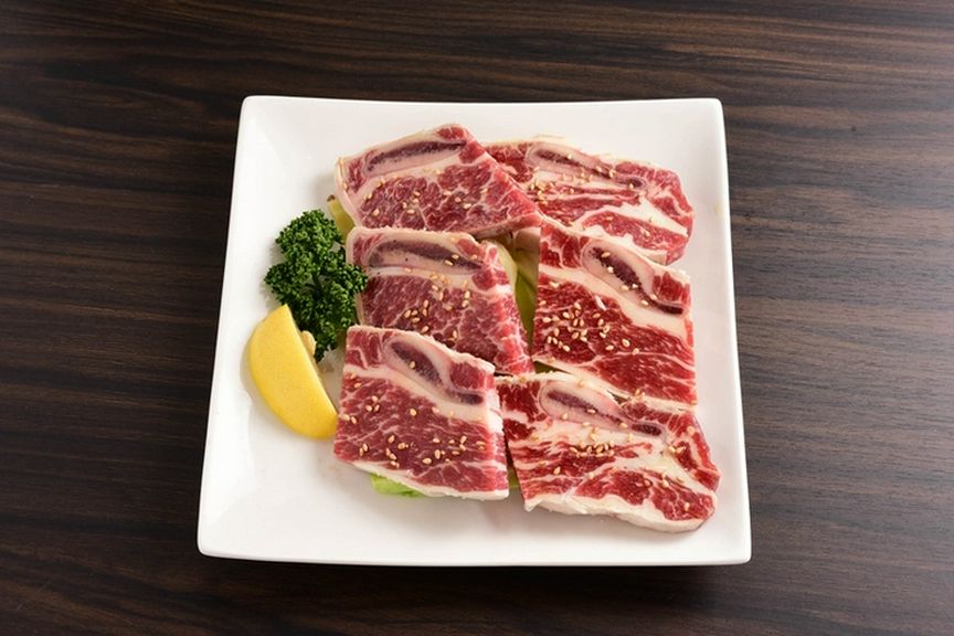 一番旨い肉がついている部位『骨付きカルビ』(タレ・塩)