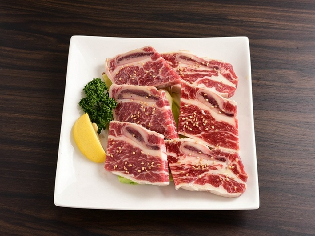 一番旨い肉がついている部位『骨付きカルビ』(タレ・塩)