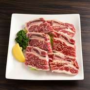 【本格焼肉 黒船 本店】の社長も一押しの『骨付きカルビ』。ボリュームがあって、他店ではなかなか味わえない特におすすめのメニューです。骨周辺の肉だからこそ極上の旨味が楽しめる部位。