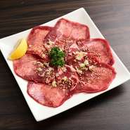 タンの根元にある部位の上タンは、ノリのいい脂を持ち、クセになる食感と病みつきになる旨味が特徴です。焼肉好きの間で、タン塩が人気なので、そのニーズに応えたメニュー。