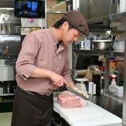 来店した地元のお客様や観光客とのふれあいを大切にしてサービスを提供しています。長野県の特産品である「信州プレミアム牛」や「すわ味豚」の美味しさを楽しんでください。