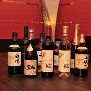 食事の前に会議などにも使用できる特別室は、鮮やかな赤い壁に濃い色のテーブルが整然と設置されたシックさとゴージャスさのバランスがよい個室です。ゆったりとくつろぎながら大切な人々との時間を過ごせます。