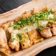 シャモと名古屋種を掛け合わせた地鶏『信州黄金シャモ』のモモ肉をステーキにして提供。大根おろしとポン酢の相性が抜群です。