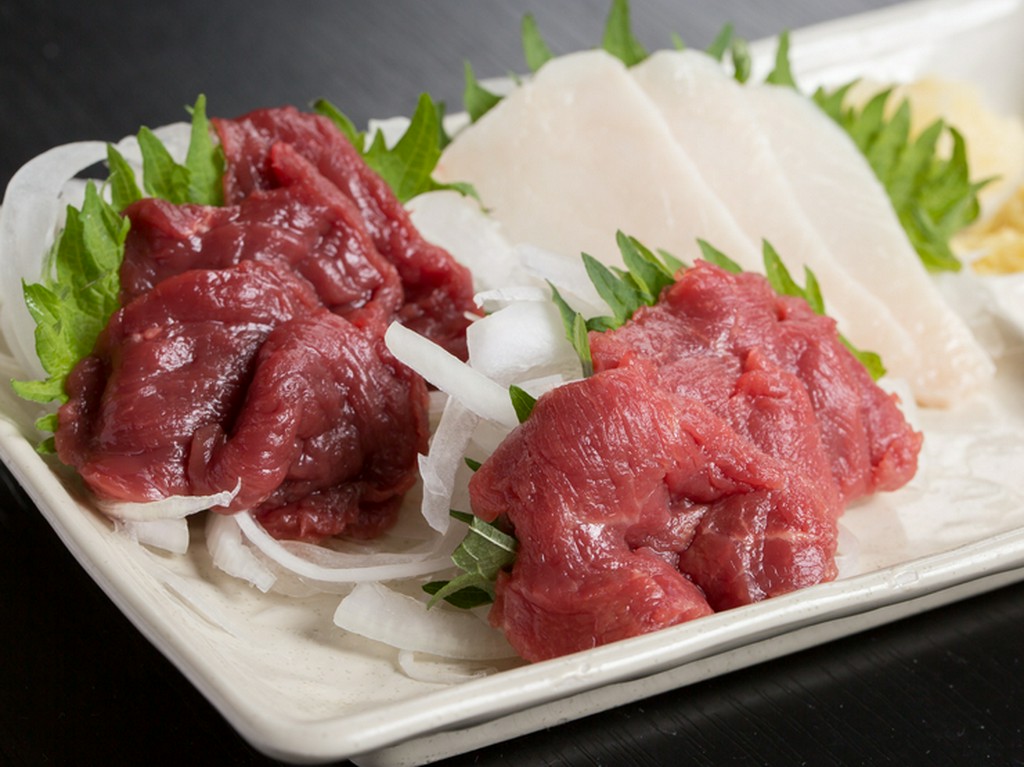 信州名物といえばやはりコレ！『馬刺し』