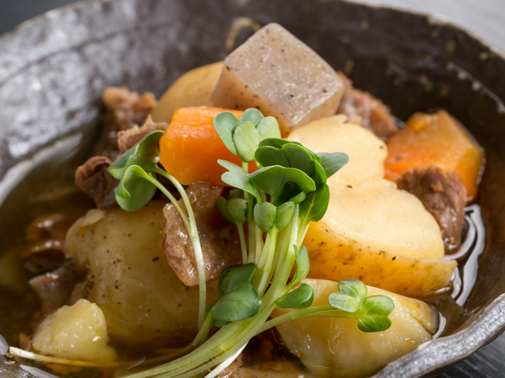 じっくり煮込んで柔らかい『馬筋肉の肉じゃが』