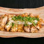 シャモと名古屋種を掛け合わせた地鶏です。羽色と料理の焼き色が黄金に輝くことから、この名前が付いたそう。この黄金シャモのモモ肉をステーキで提供。大根おろしとポン酢の相性が抜群です。