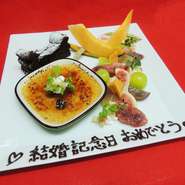 結婚記念日や誕生日等、特別な機会には是非記念日プレートを使用したプランでお楽しみください。プレゼントのお預かりやサプライズ演出等ご気軽にご相談ください。