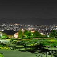 甲府盆地は、日本三大夜景にも選ばれるほど夜景の美しいところ。夜は綺羅星のように瞬く明かりを眼下に眺めながら、ロマンティックにディナーをいただけます。大切な方との記念日や、デートにも最適です。