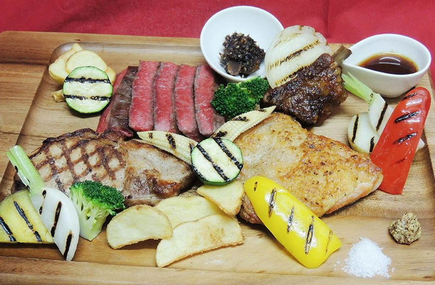 山梨ブランドの牛・豚・鶏肉が一度に味わえる「肉盛りプレート」