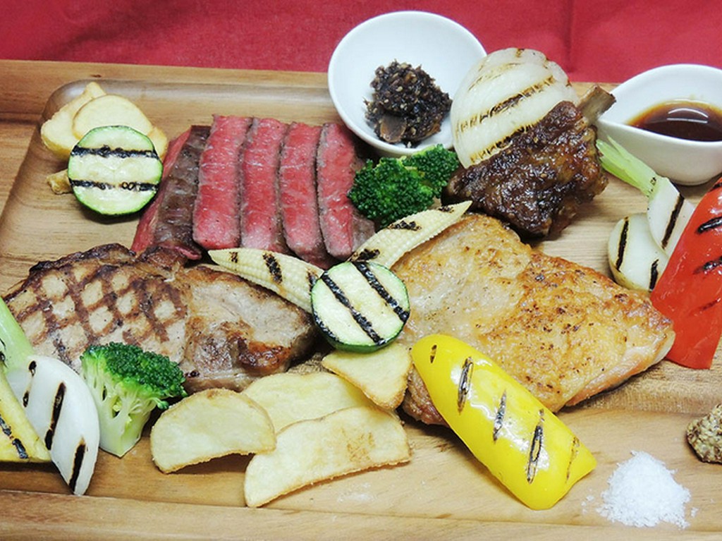 山梨ブランドの牛・豚・鶏肉が一度に味わえる「肉盛りプレート」