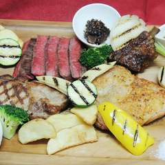 山梨ブランドの牛・豚・鶏肉が一度に味わえる「肉盛りプレート」